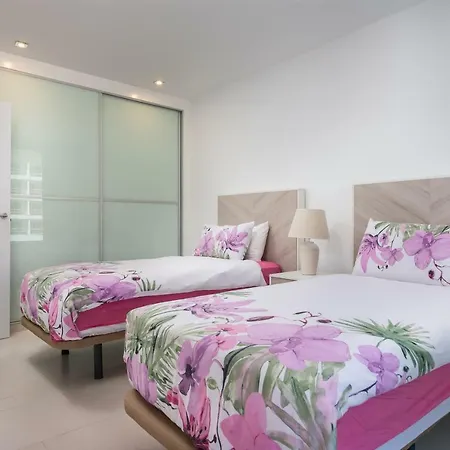 The Waves, Luxurious 5*, Wifi, Olympic Pool Apartment